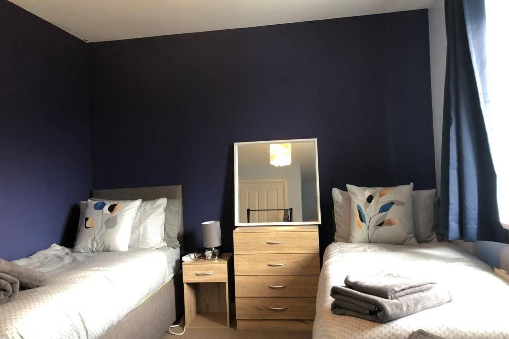 Dudley House **Staycation & Contractors** Sleeps 7 Тіптон Екстер'єр фото